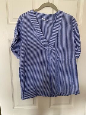 GAP Women’s Blue and White Vertical Stripe V-Neck Short Sleeve Blouse